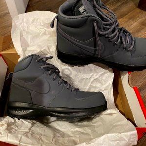 ALMOST BRAND NEW Nike Manoa Boots-- Youth sz 6 or Women's sz 8-8.5!